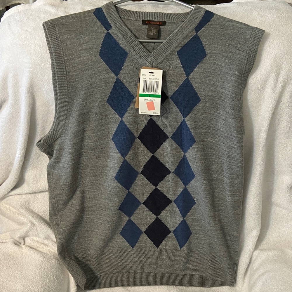 Dockers Men’s Gray V-Neck Argyle Sweater Vest with Blue Diamond Pattern
